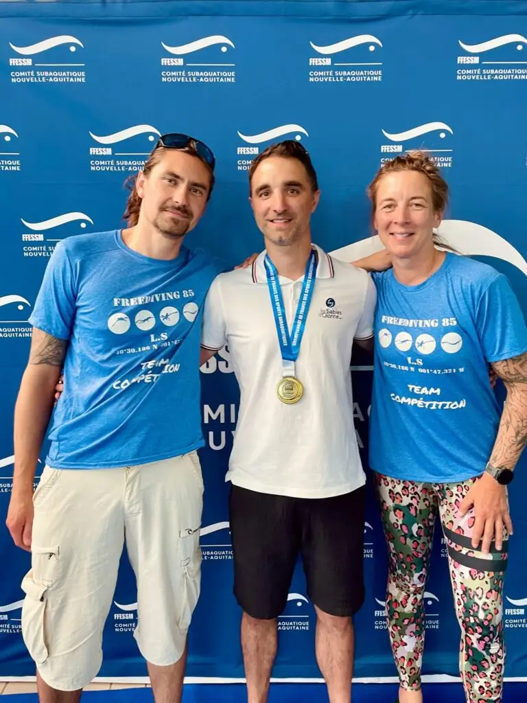 Geoffrey Taraud, champion de France 2026 du 8×50 m apnée, avec deux membres du club